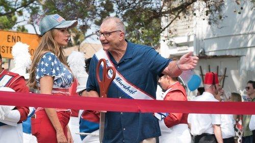 Modern Family Season 10 Episode 1 - I Love a Parade