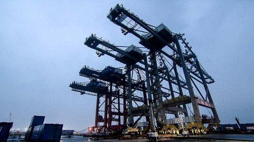 How Do They Do It? Season 11 Episode 13 - Dock Cranes, Plastic Bags, Baubles