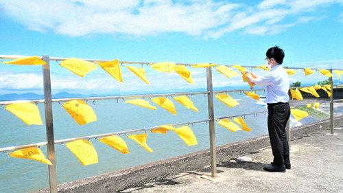 Document 72 Hours Season 13 Episode 17 - Fluttering Yellow Handkerchiefs at a Seaside Station