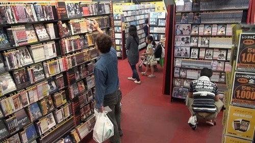 Document 72 Hours Season 6 Episode 22 - Dreams to be drawn at a video rental store on a major holiday weekend
