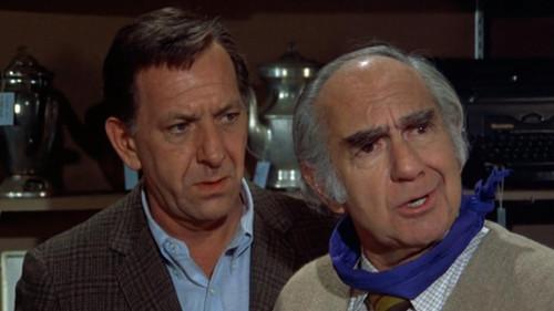 The Odd Couple Season 1 Episode 17 - Engrave Trouble