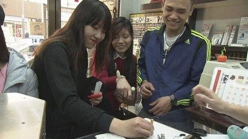 Document 72 Hours Season 7 Episode 15 - Carrying a Stamp in a Foreign Country