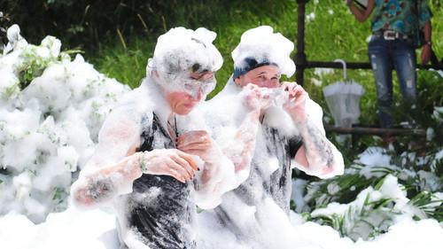 Ich bin ein Star – Holt mich hier raus! Season 13 Episode 14 - Tag 14: "Promi-Waschstrafe"