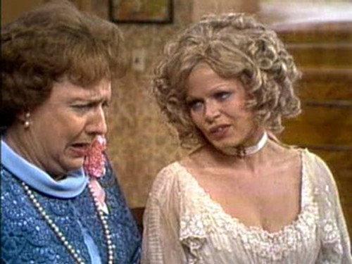 All in the Family Season 3 Episode 10 - Flashback: Mike and Gloria's Wedding (2)