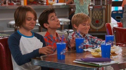 Nicky, Ricky, Dicky & Dawn Season 3 Episode 6 - Ye Olde Hand Holde