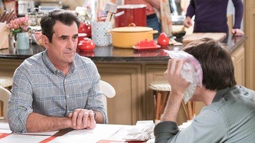 Modern Family Season 10 Episode 12 - Blasts from the Past