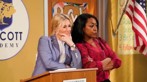 The Neighborhood Season 4 Episode 20 - Welcome to the Mama Drama