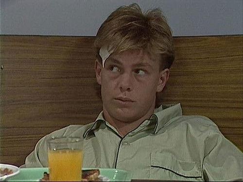 Neighbours Season 2 Episode 18 - Scott Robinson's Arrival to Ramsay Street