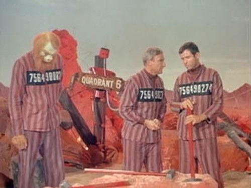 Lost in Space Season 3 Episode 20 - Fugitives in Space