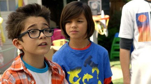 Stuck in the Middle Season 2 Episode 5 - Stuck in the Garage Sale