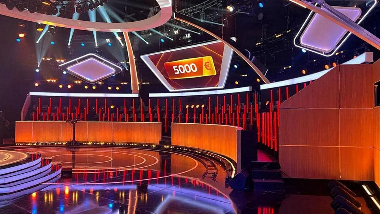 Qui peut nous battre ? backdrop