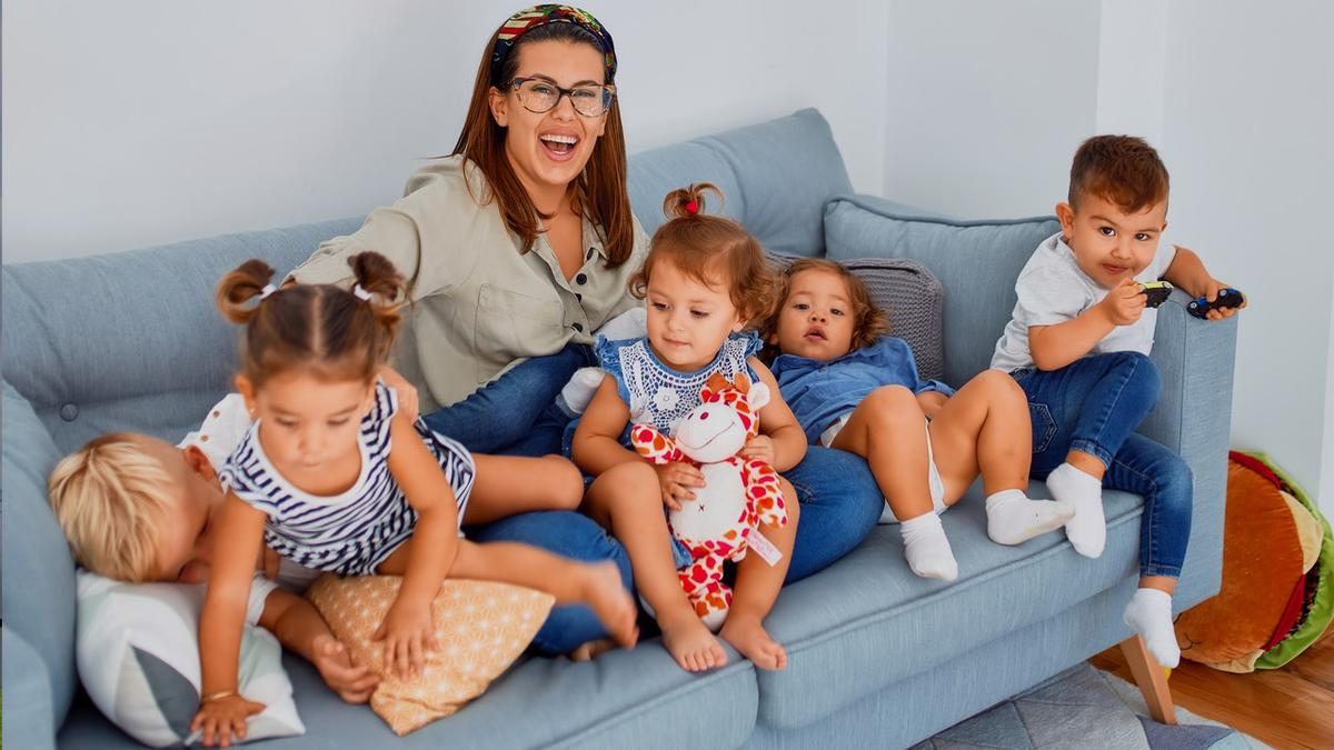 Big Family Values: More Kids Than Cash backdrop