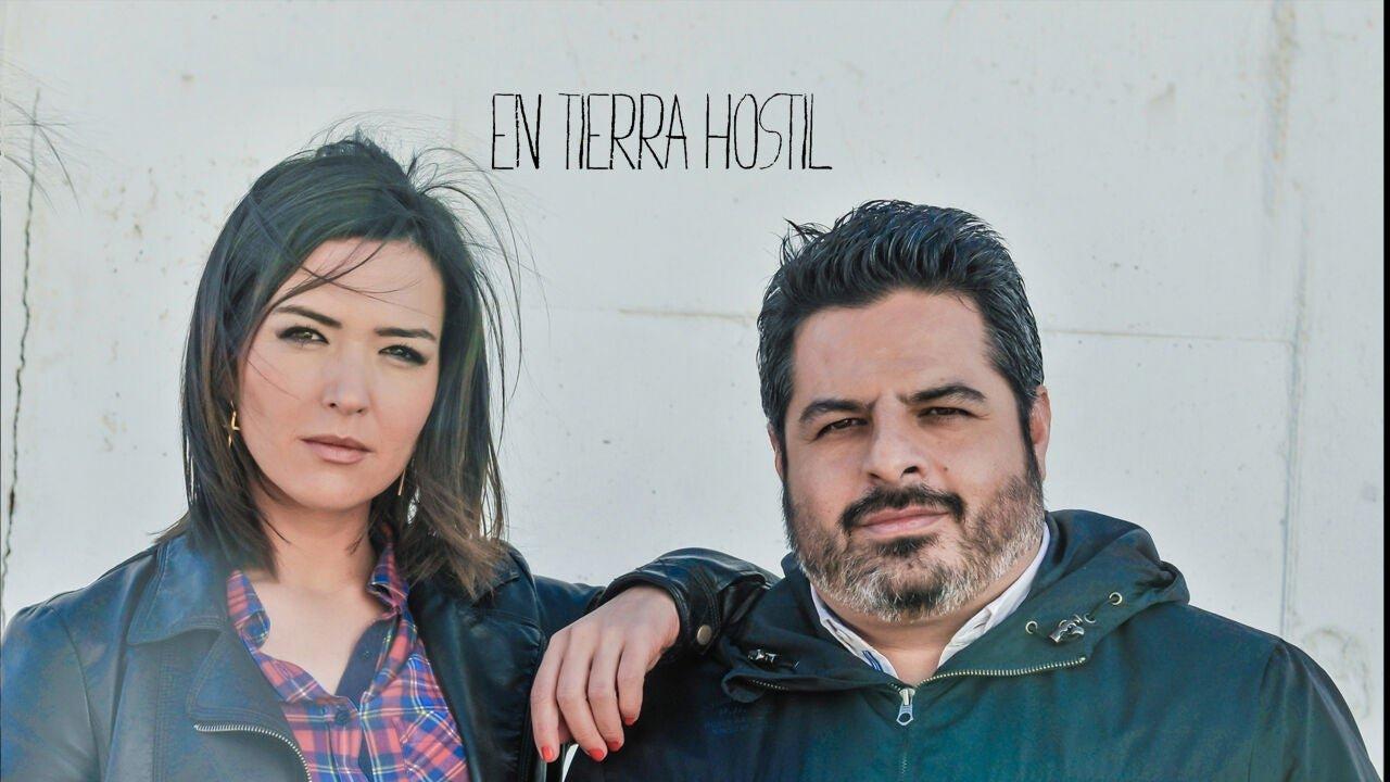 En tierra hostil backdrop