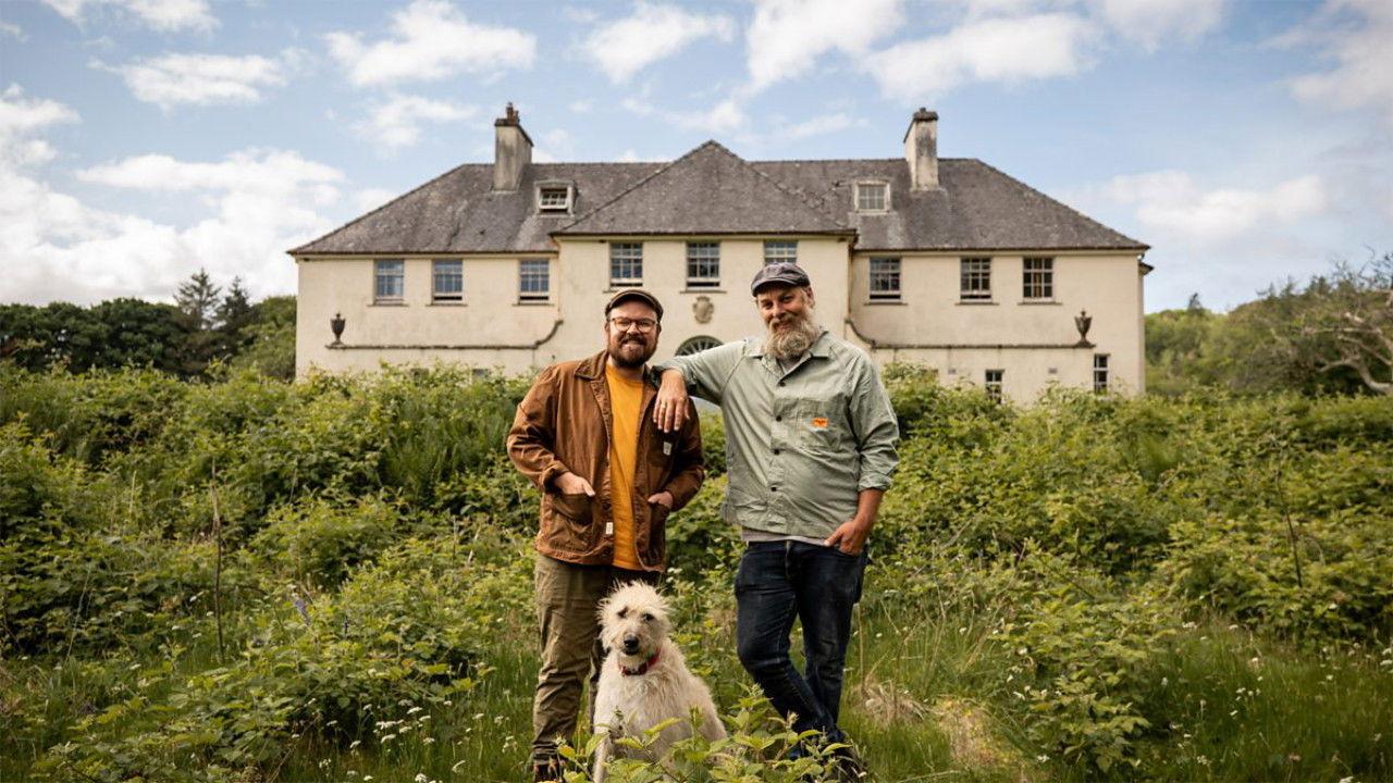 Banjo and Ro’s Grand Island Hotel backdrop