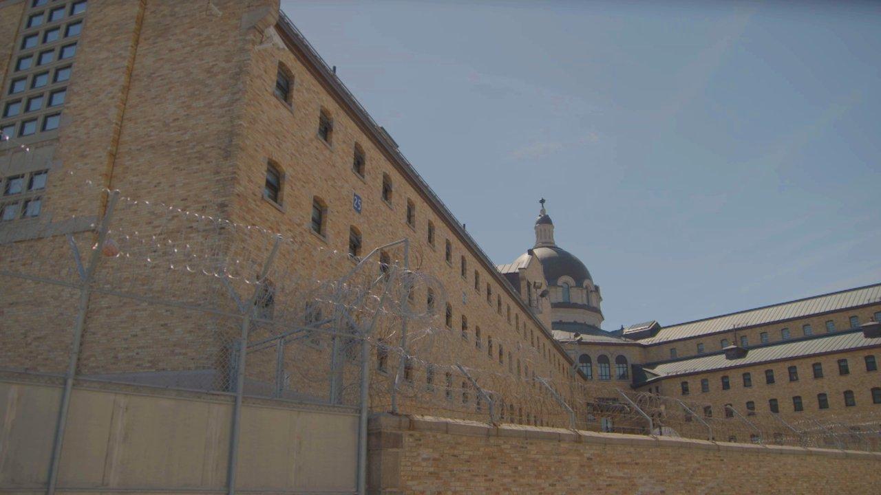 En prison backdrop