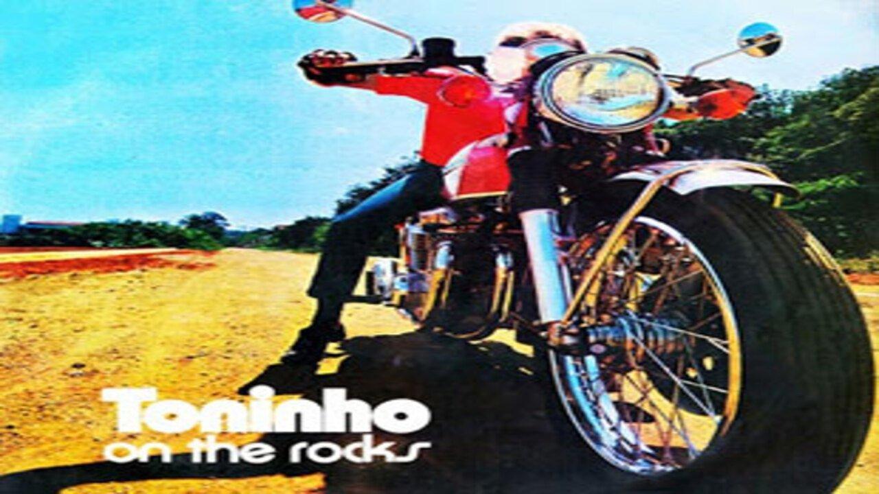 Toninho on the Rocks backdrop