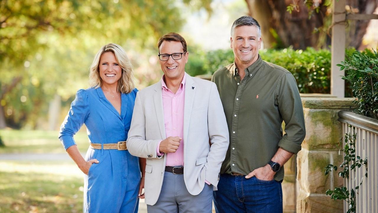 Selling Houses Australia backdrop