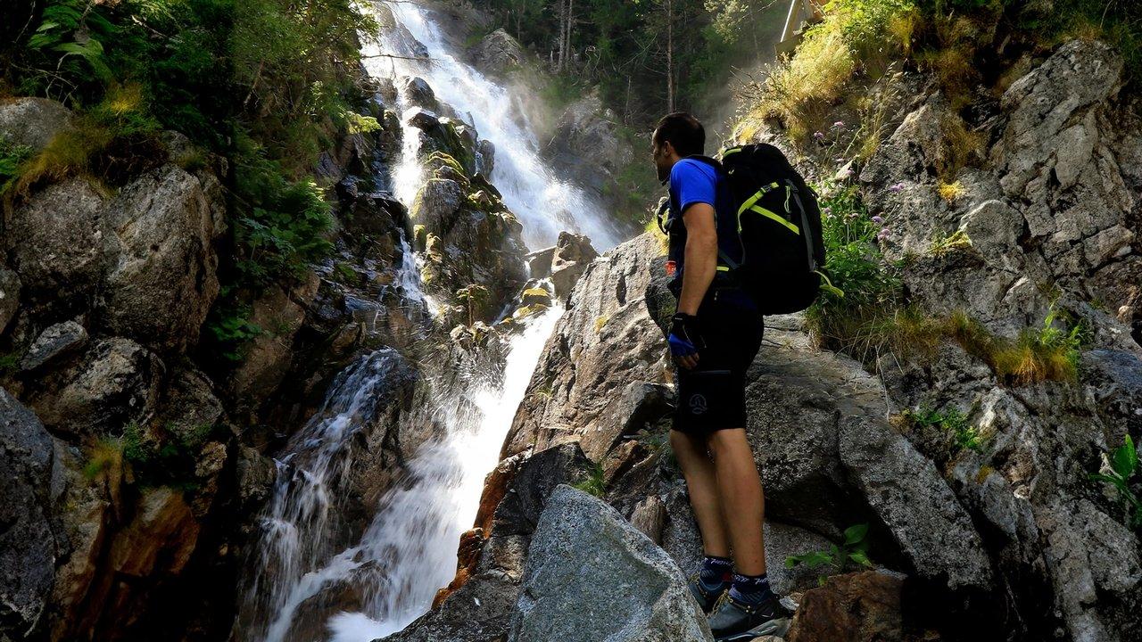 A tocar de l'aigua backdrop