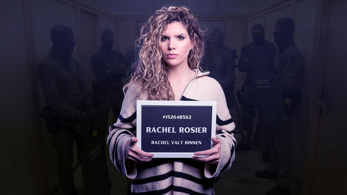 Rachel valt binnen backdrop