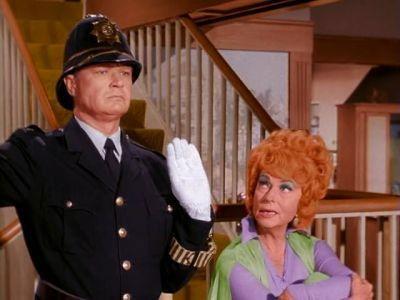 Bewitched Season 1 Episode 23 - Red Light, Green Light