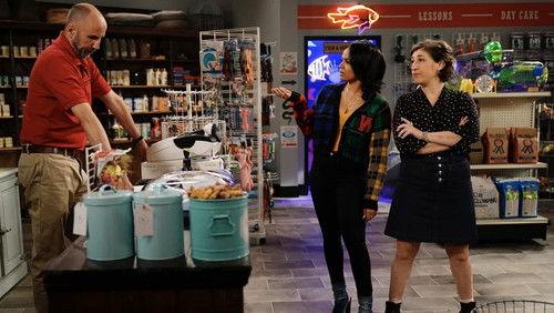 Call Me Kat Season 1 Episode 11 - Moving In