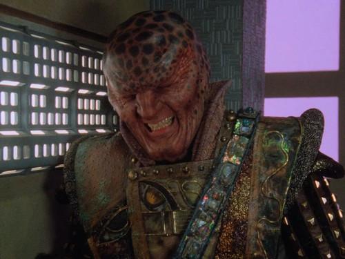 Babylon 5 Season 2 Episode 12 - Acts of Sacrifice