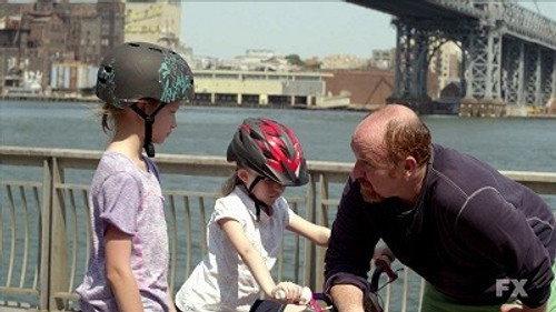 Louie Season 3 Episode 12 - Late Show (3)