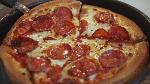 The Food That Built America Season 7 Episode 1 - Pizza Power Play