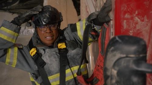 9-1-1 Season 6 Episode 18 - Pay It Forward