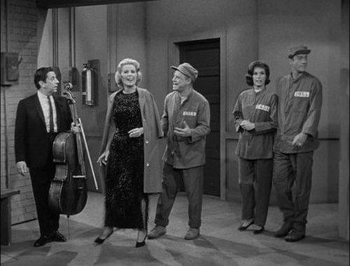 The Dick Van Dyke Show Season 4 Episode 8 - The Alan Brady Show Goes to Jail