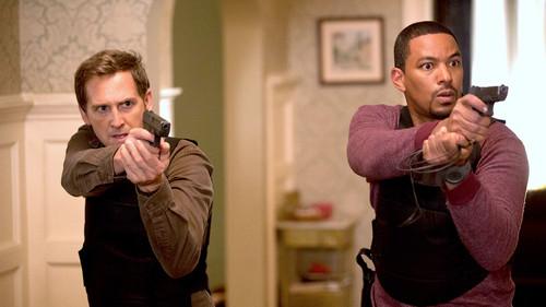 The Mysteries of Laura Season 2 Episode 11 - The Mystery of the Unwelcome Houseguest (2)