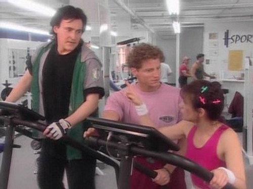 Un gars, une fille Season 1 Episode 5 - Au gym - À l'urgence - En convalescence