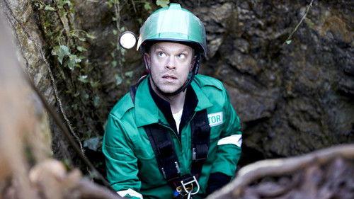 Casualty Season 26 Episode 30 - When the Gloves Come Off