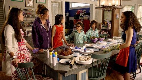 Stuck in the Middle Season 2 Episode 6 - Stuck in the Diaz Easter