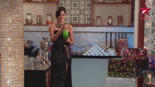 Iss Pyaar Ko Kya Naam Doon? Season 2 Episode 13 - Manorama Spoils the Sweets