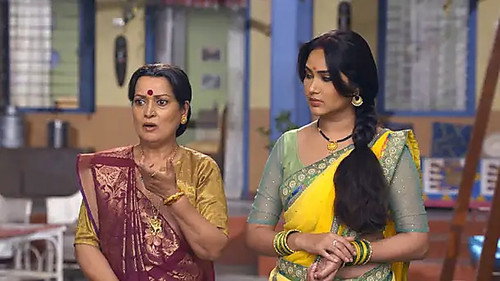 Amma and Rajesh learn Western etiquettes - Happu Ki Ultan Paltan