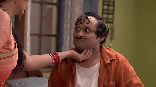 Happu gets rid of the stuck mango seed - Happu Ki Ultan Paltan