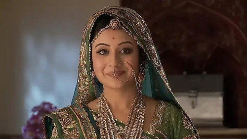Hamida gives an advice to Jodha