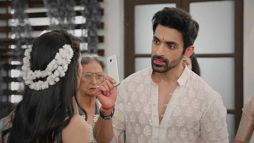 Virat pretends to fight with Amu