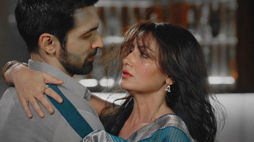 Virat saves Amruta from being humiliated