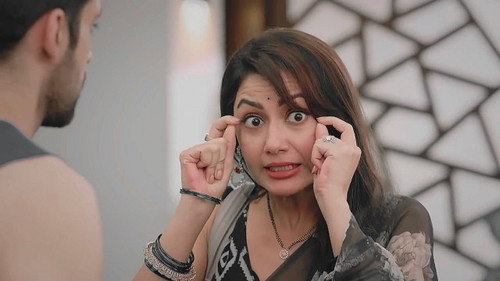 Virat transfers money to Amruta