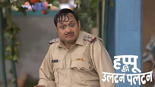 Happu Sees Rajesh Giving Fritters to Bhandari