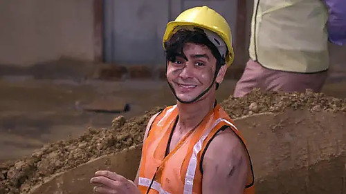 Rajesh once again hits the commissioner with Karishma’s car - Happu Ki Ultan Paltan