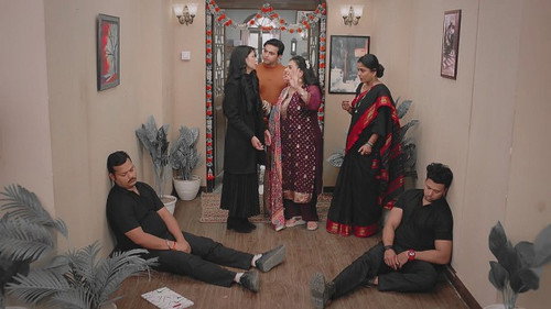 Amruta is suspicious of Rajiv