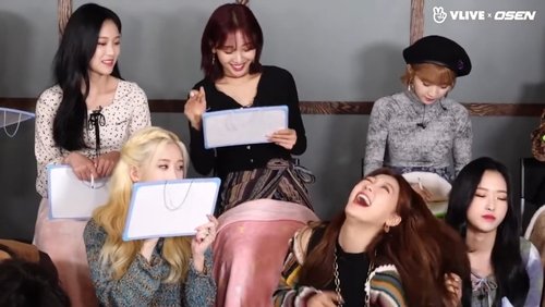 Background image for LOONA, Who will dance without music X sing their favourite song?