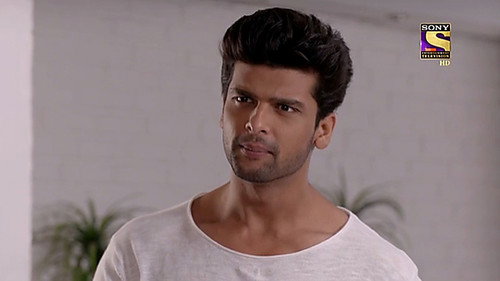 Saanjh Hands Over Maya's Gift To Arjun