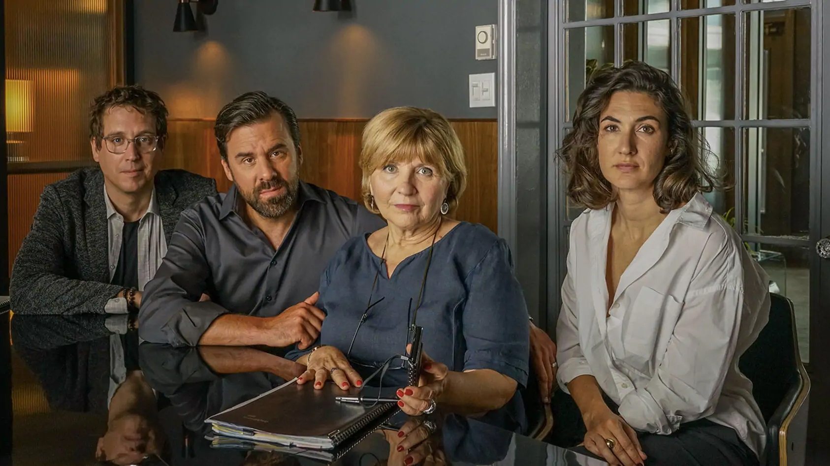 Les invisibles backdrop