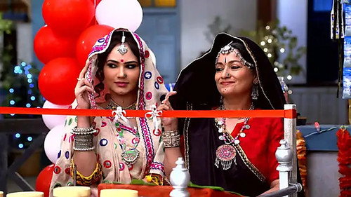 Happu gives a gift to Imarti - Happu Ki Ultan Paltan
