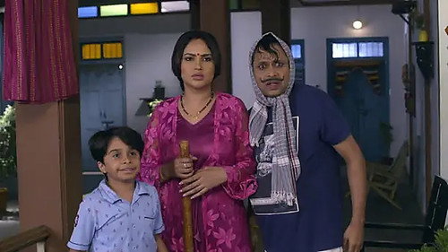 Amma sees Happu and Rajesh romancing each other - Happu Ki Ultan Paltan