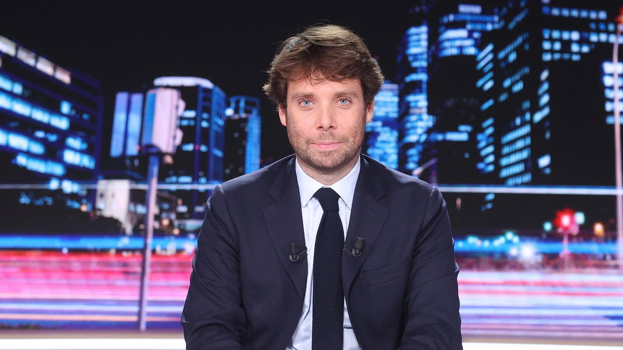 Tout le monde veut savoir backdrop